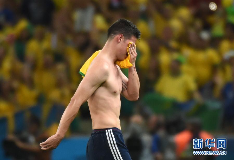 7月4日，哥倫比亞隊(duì)球員羅德里格斯退場(chǎng)時(shí)掩面而泣。