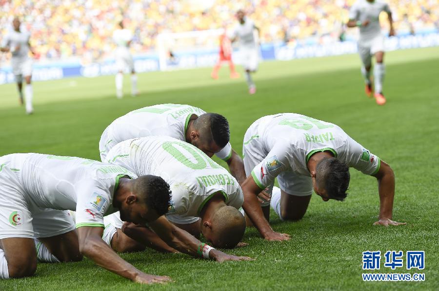 6月17日，阿爾及利亞隊(duì)球員蘇·費(fèi)古利（左二）罰入點(diǎn)球后與隊(duì)友慶祝。