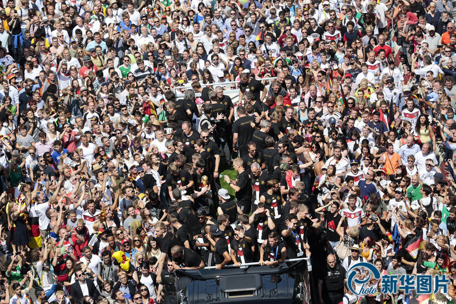 當(dāng)?shù)貢r(shí)間2014年7月15日，德國(guó)柏林，德國(guó)隊(duì)歸國(guó)舉行奪冠巡游。