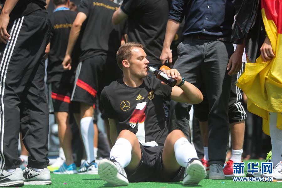 當(dāng)?shù)貢r(shí)間2014年7月15日，德國(guó)柏林，德國(guó)隊(duì)歸國(guó)舉行奪冠巡游