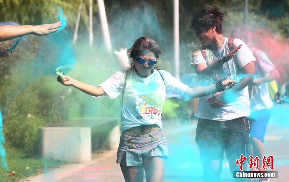 7月19日,參加彩虹跑的年輕人沖向終點(diǎn)后合影。