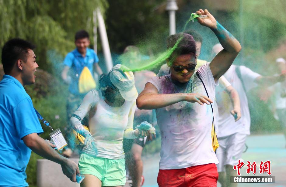 7月19日,參加彩虹跑的年輕人沖向終點(diǎn)后合影。