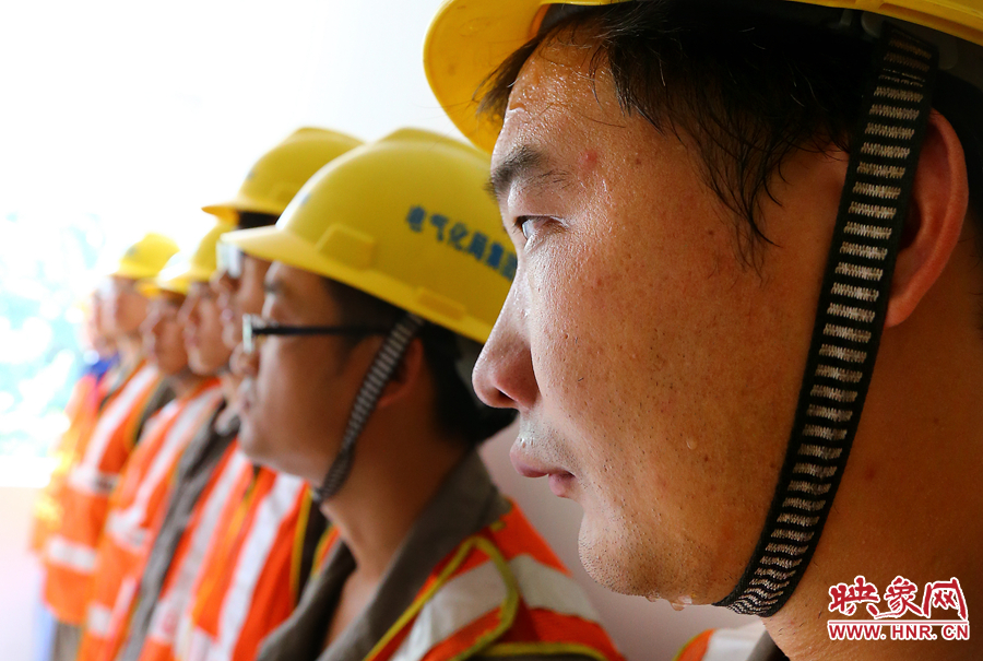 入伏的天氣里，一套工裝穿在身上，即使不動(dòng)也是滿頭大汗