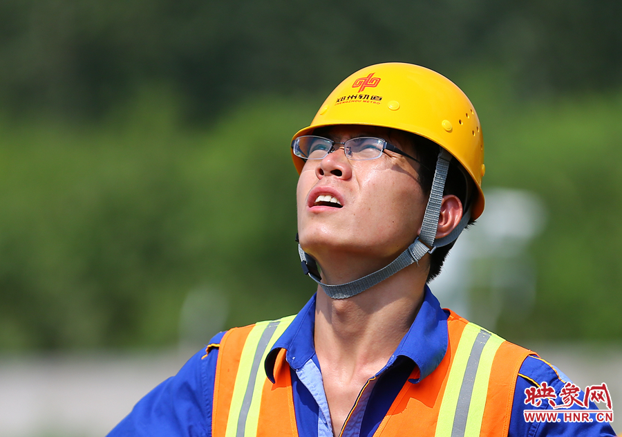 在直射的陽(yáng)光下，工作人員只能瞇著眼睛觀察施工情況