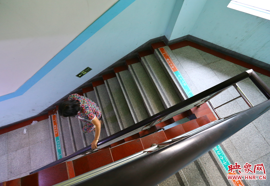 當(dāng)看到孫子進(jìn)入手術(shù)室后，大龍的奶奶含著淚離開