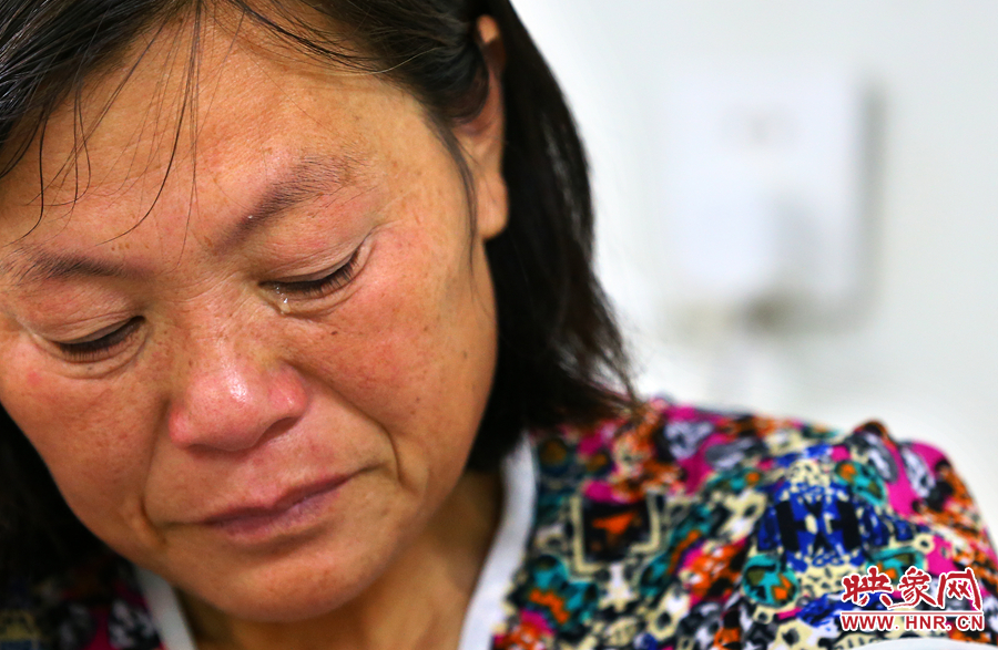 大龍手術(shù)時，等待結(jié)果的奶奶留下了淚水