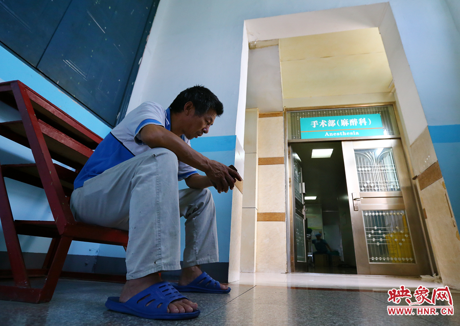 大龍的手術(shù)時，爺爺一直在門口焦急的等待