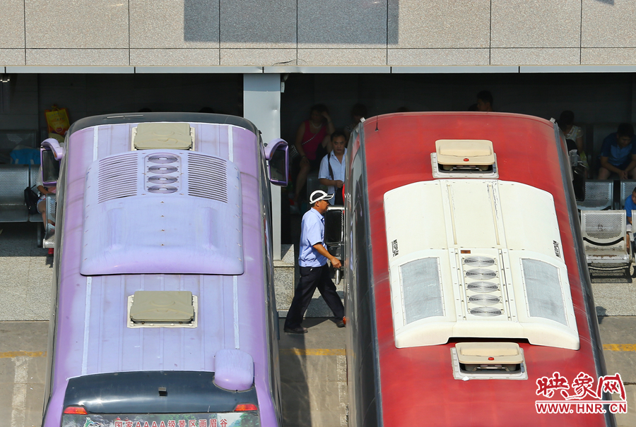 調(diào)度員的身影，在客車間不停穿梭