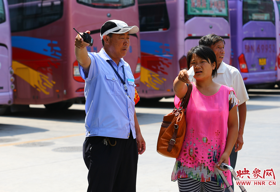 指揮調(diào)度期間，不停的有乘客咨詢乘車問(wèn)題，調(diào)度員都是耐心的給他們解答