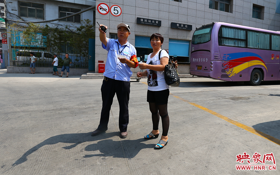 調(diào)度員不僅要保證車輛安全通暢，還肩負(fù)著疏導(dǎo)旅客的工作