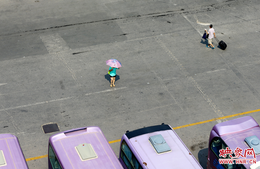 酷暑的陽(yáng)光，常常曬化車站內(nèi)地面的瀝青，乘車的旅客都是匆匆而過(guò)，不愿過(guò)多停留。