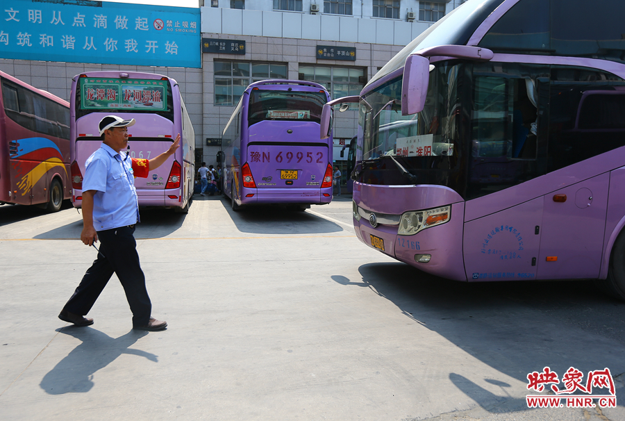 龐大的長(zhǎng)途客車，在調(diào)度員的指揮下井井有條