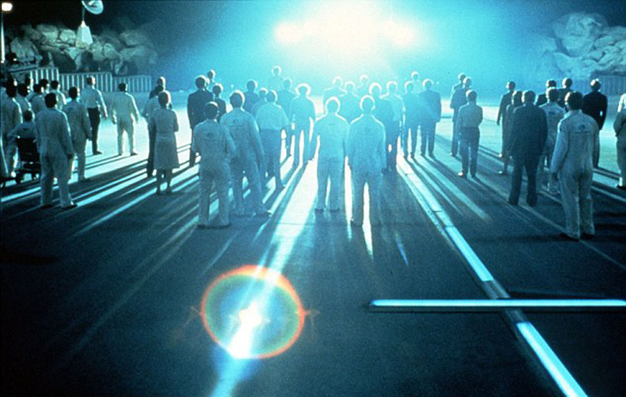 攝影師拍攝到的圖片看上去像科幻電影《第三類接觸》中外星人登陸地球的畫面。