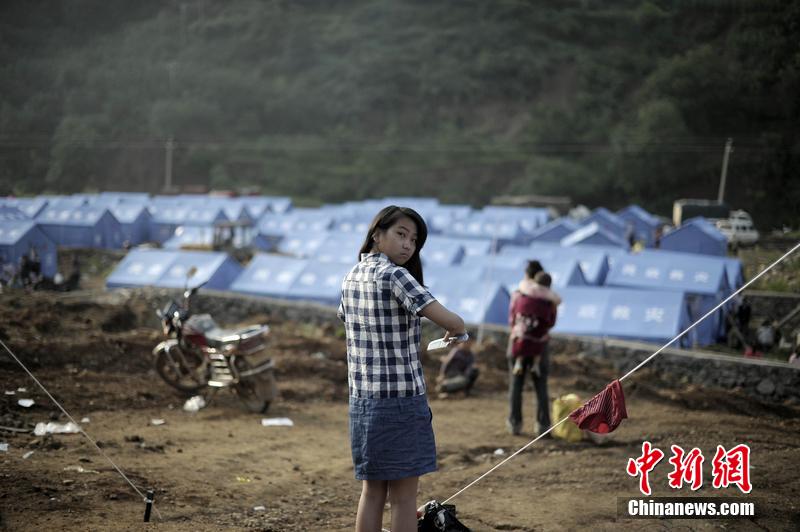 云南昭通龍頭山鎮(zhèn)受災群眾安置點，上千災民被安置在此，開始新的生活。