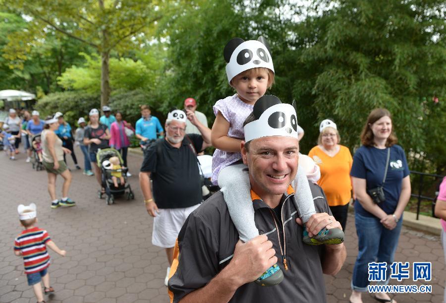 8月23日,在美國華盛頓的國家動物園,人們排隊參加大熊貓“寶寶”的慶生活動。