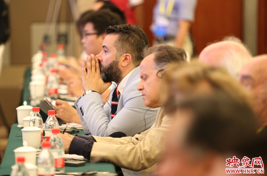 認(rèn)真聽講的外國嘉賓。