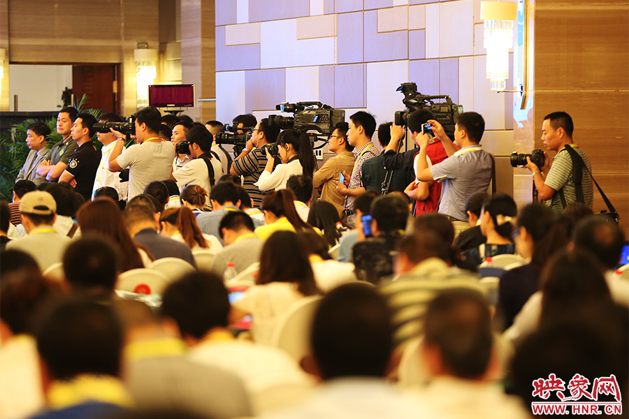 媒體聚焦嵩山論壇。