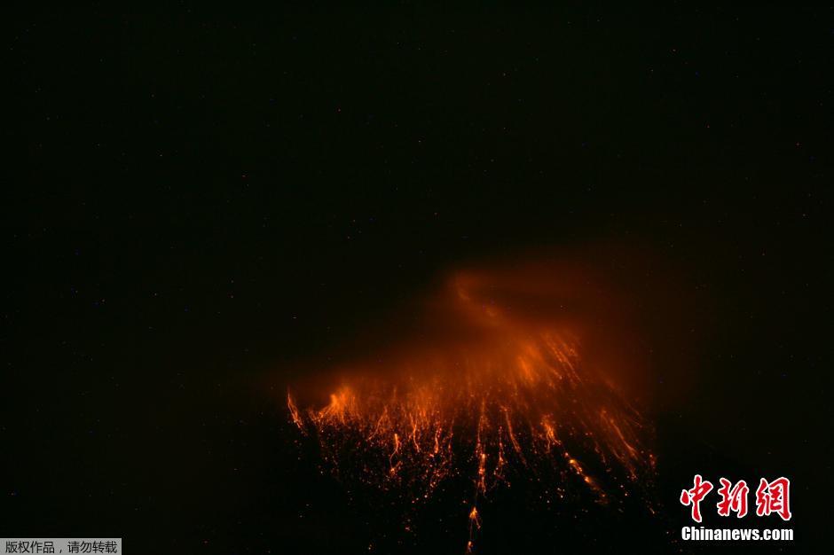 當(dāng)?shù)貢r(shí)間8月24日，厄瓜多爾通古拉瓦火山噴發(fā)，熔巖噴出宛如末世。