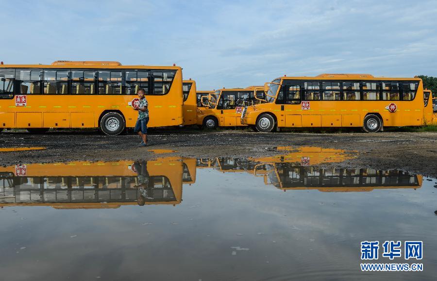 8月29日，溫嶺市城西街道芷勝莊村一名小男孩從閑置的校車邊走過。