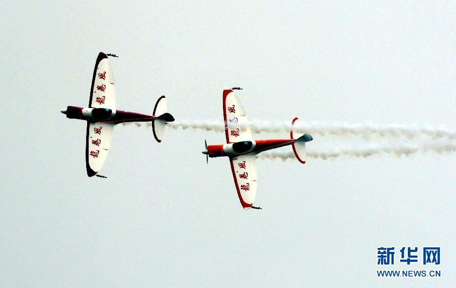 9月13日，特技隊員在進行空中飛行表演。