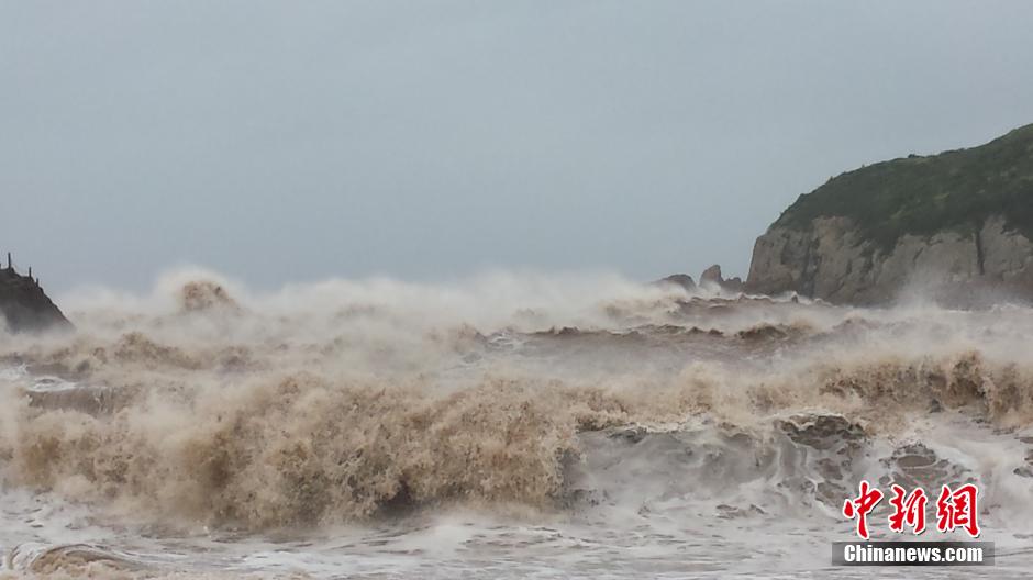 臺(tái)風(fēng)“鳳凰”登陸浙江 狂風(fēng)掀起巨浪