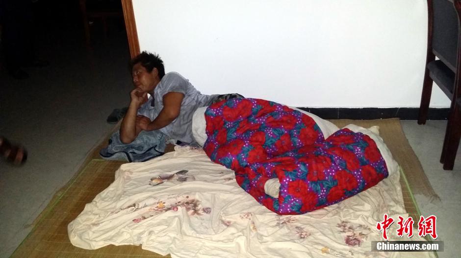 9月22日晚，在象山高塘島鄉(xiāng)的烏巖頭村的農(nóng)民安置點(diǎn)里，70多名外來(lái)務(wù)工人員正在休息。