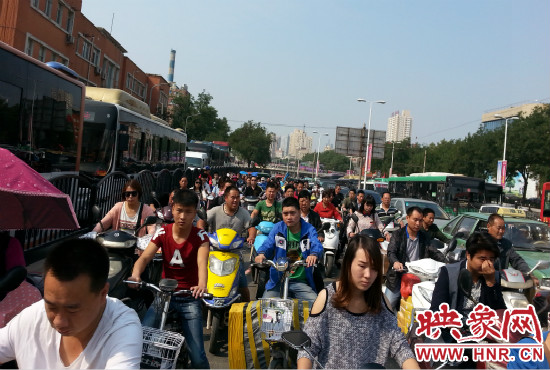 在一些易堵路段車輛仍然“寸步難行”。