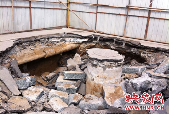 此次路面塌陷的直徑約為3米，深度有2米左右，坑內(nèi)布滿了碎石，路面下方20厘米左右。