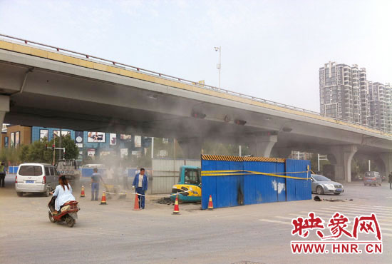 施工單位對塌陷處進(jìn)行路面切割，造成路面塵土飛揚(yáng)。