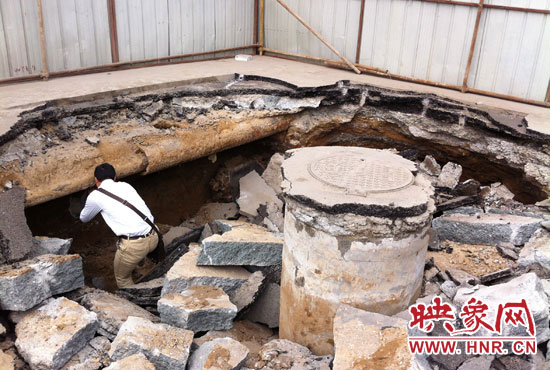 有工作人員下到坑內(nèi)進(jìn)行檢查，但拒絕透露具體工作單位。