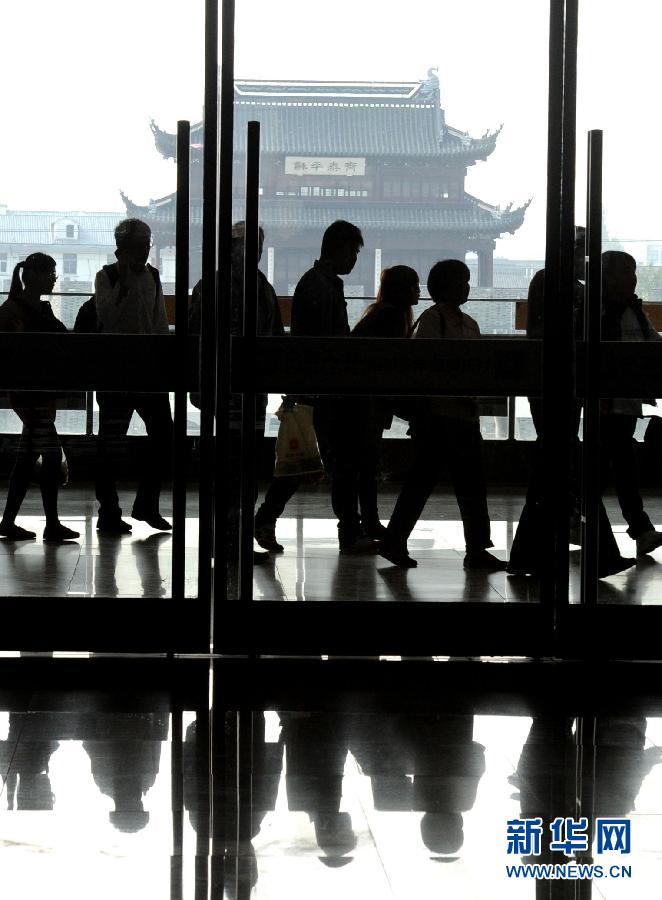 10月6日，旅客排隊(duì)進(jìn)入蘇州火車(chē)站二樓候車(chē)大廳。