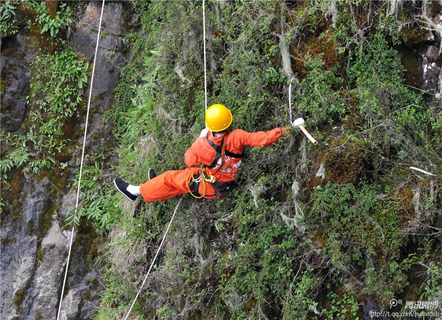 記者了解到，彭文才下到崖壁最深的地方有200多米，往返作業(yè)一次一般都在3小時左右，每年下崖80多次