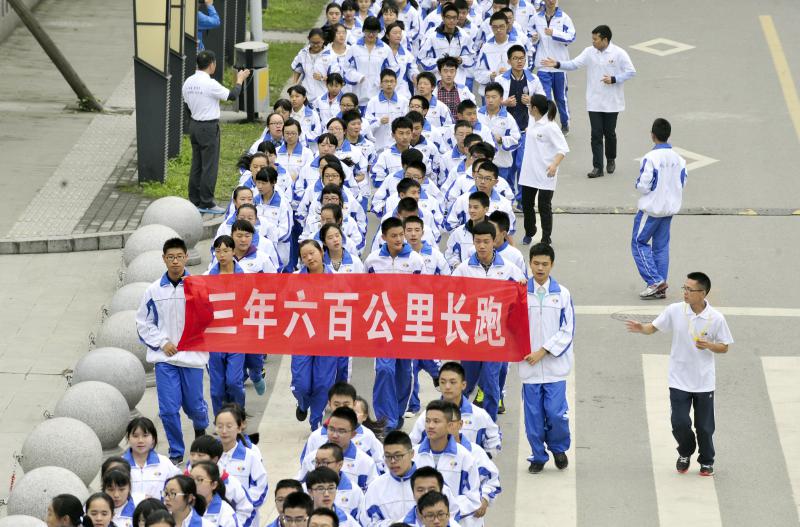 10月14日，成都七中萬(wàn)達(dá)學(xué)校實(shí)行三年跑六百公里才能畢業(yè)，現(xiàn)場(chǎng)學(xué)生開(kāi)始長(zhǎng)跑。