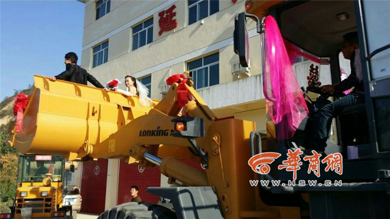陜西小伙開8臺裝載機(jī)接新娘。