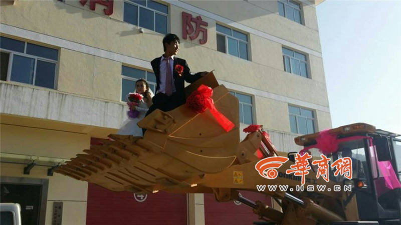 陜西小伙開8臺裝載機(jī)接新娘。