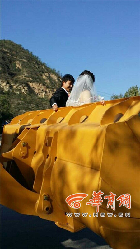 陜西小伙開8臺裝載機(jī)接新娘。