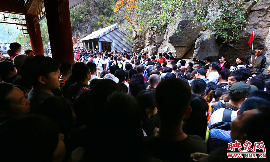 不到百米的碼頭上，等待上船的幾百名游客擁擠在一起