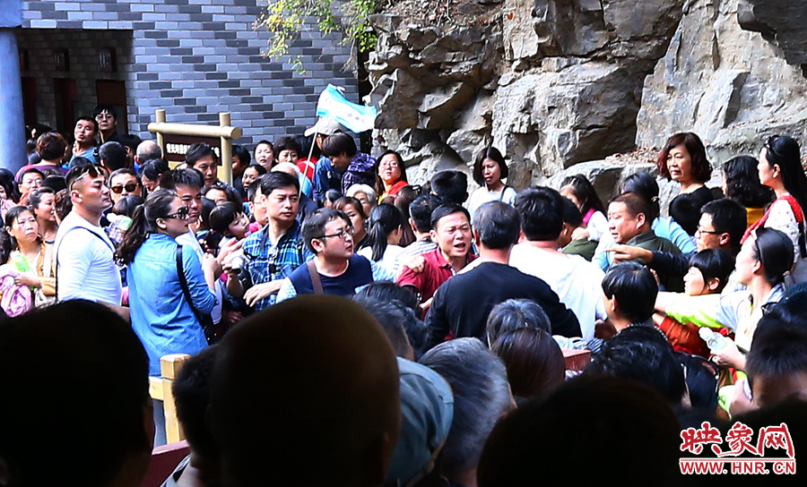 候船碼頭上，游客由于擁擠發(fā)生摩擦沖突