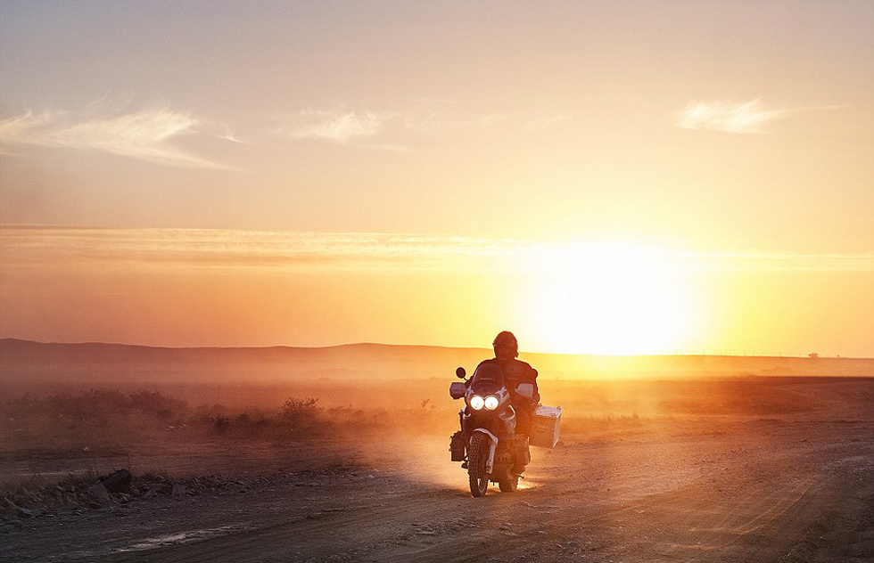 彼得·格里明科在哈薩克斯坦公路上騎行。（網(wǎng)頁截圖）