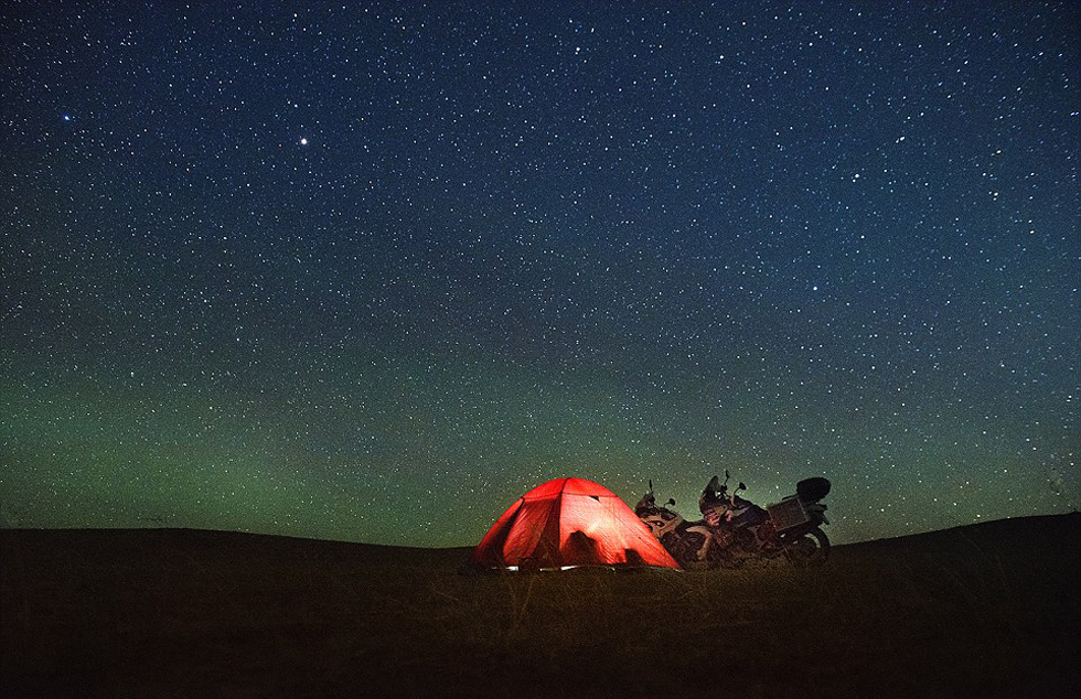 他們曾遭遇沙塵暴和嚴寒，且數(shù)天無法洗澡。