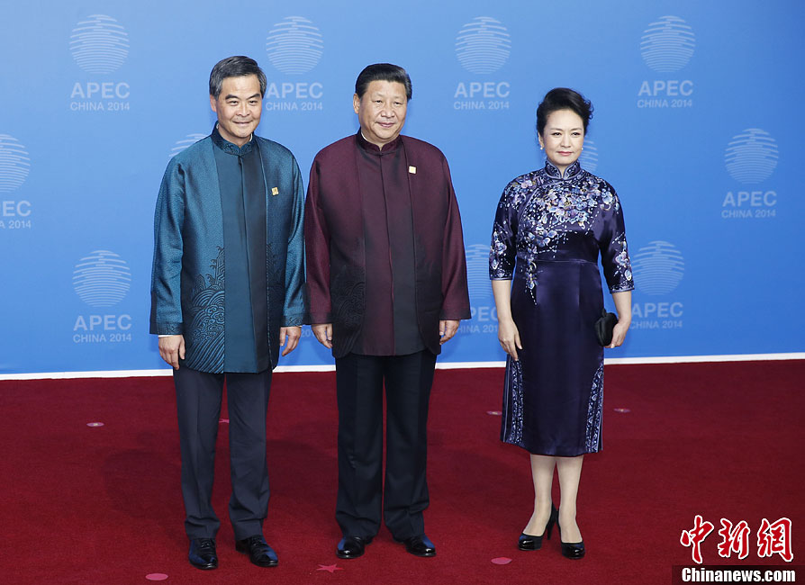 圖為習(xí)近平夫婦歡迎中國香港特別行政區(qū)行政長官梁振英。中新社發(fā) 杜洋 攝