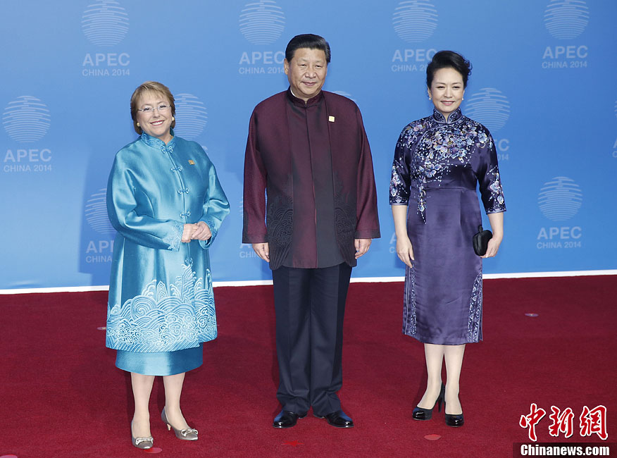 圖為習(xí)近平夫婦歡迎智利總統(tǒng)巴切萊特。中新社發(fā) 杜洋 攝