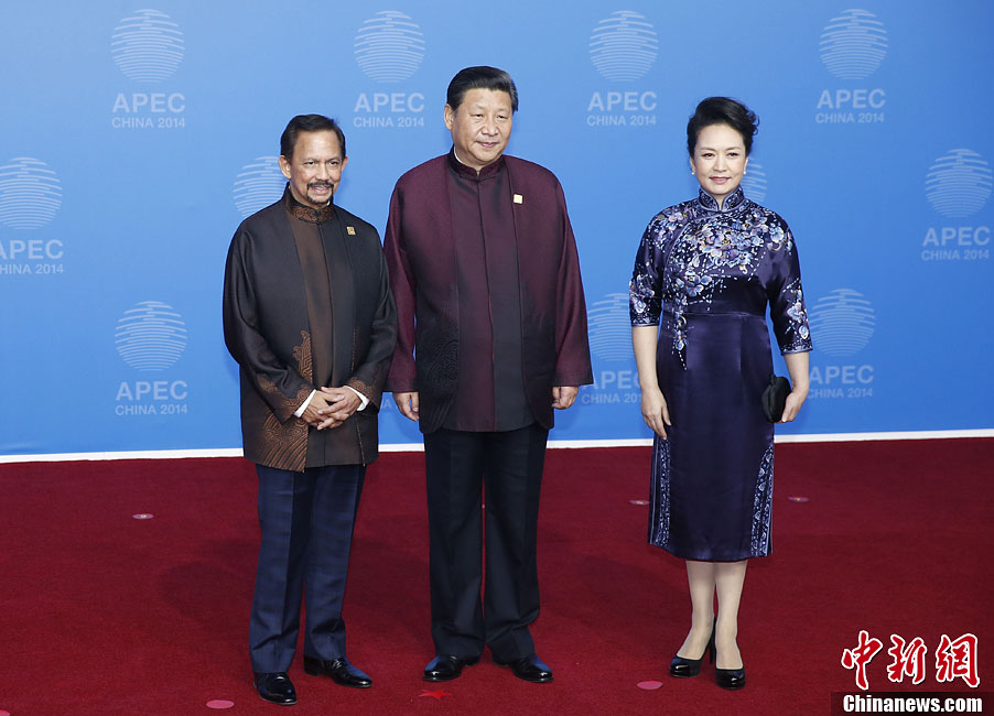 圖為習(xí)近平夫婦歡迎文萊蘇丹哈桑納爾。中新社發(fā) 杜洋 攝