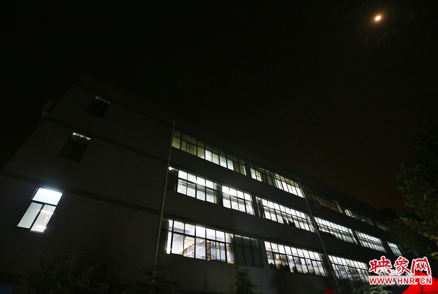 夜已深，燈火通明的大廳內(nèi)卻熱火朝天