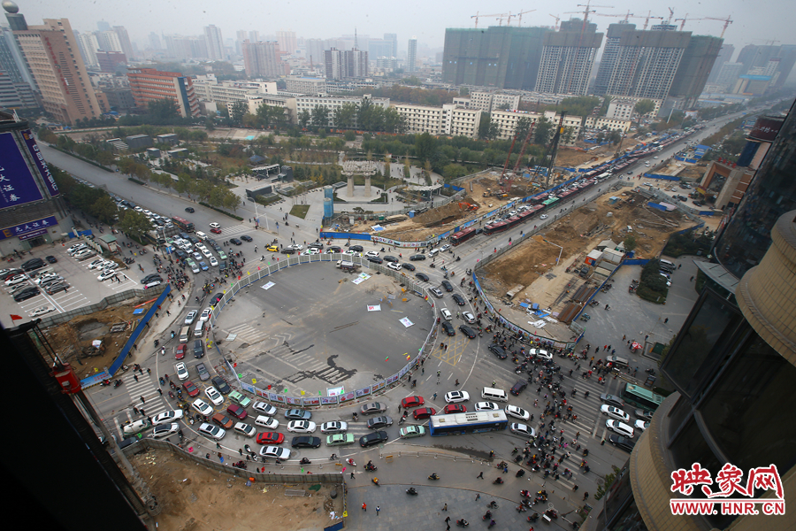 金水路未來路交叉口的圍擋，給原本擁堵的交通增加了更大的壓力