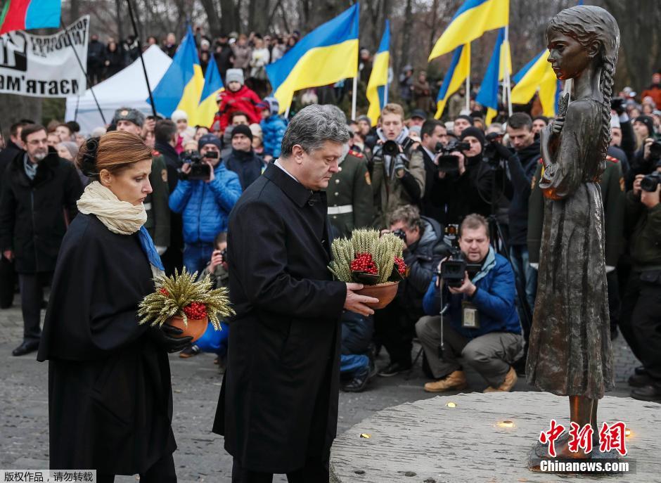 當(dāng)?shù)貢r間2014年11月22日，烏克蘭基輔，民眾舉行儀式紀(jì)念1932-1933烏克蘭大饑荒81周年