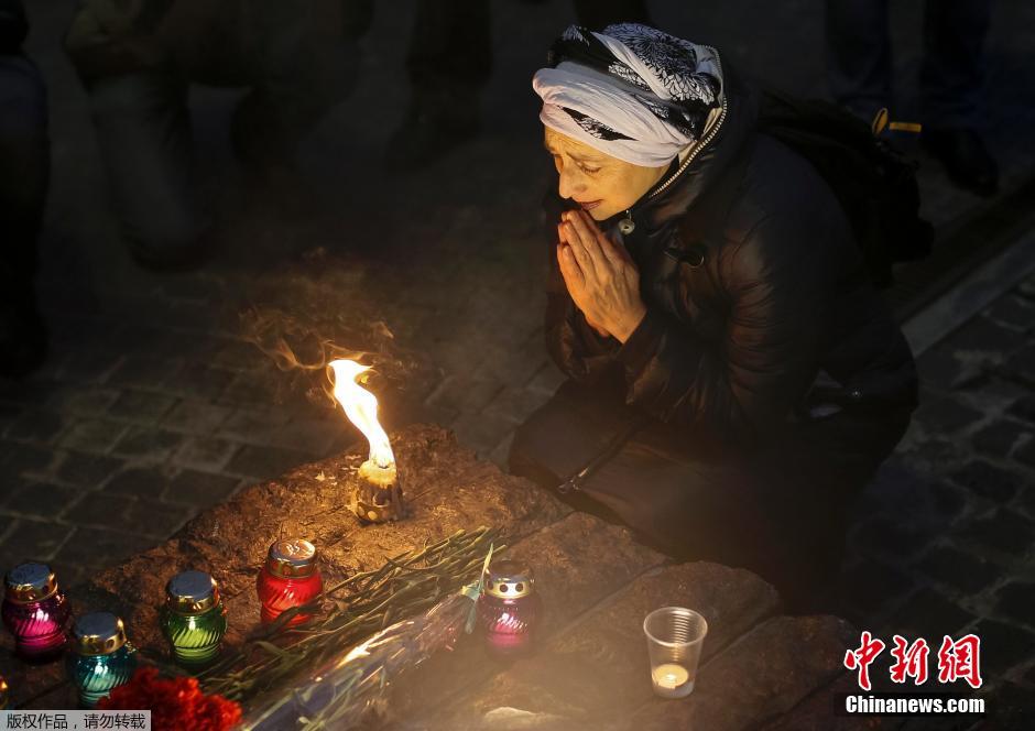 當(dāng)?shù)貢r間2014年11月22日，烏克蘭基輔，民眾舉行儀式紀(jì)念1932-1933烏克蘭大饑荒81周年