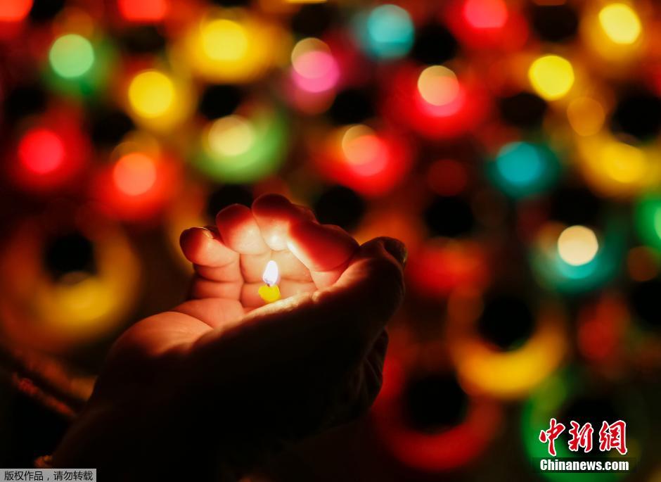 當(dāng)?shù)貢r間2014年11月22日，烏克蘭基輔，民眾舉行儀式紀(jì)念1932-1933烏克蘭大饑荒81周年