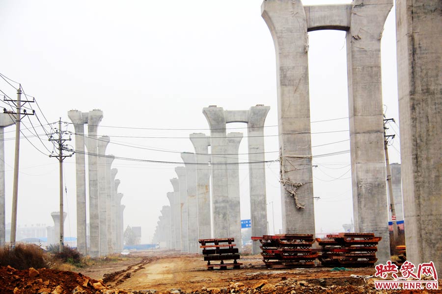 南北方向已架起數(shù)百根橋墩，一眼望不到邊際。