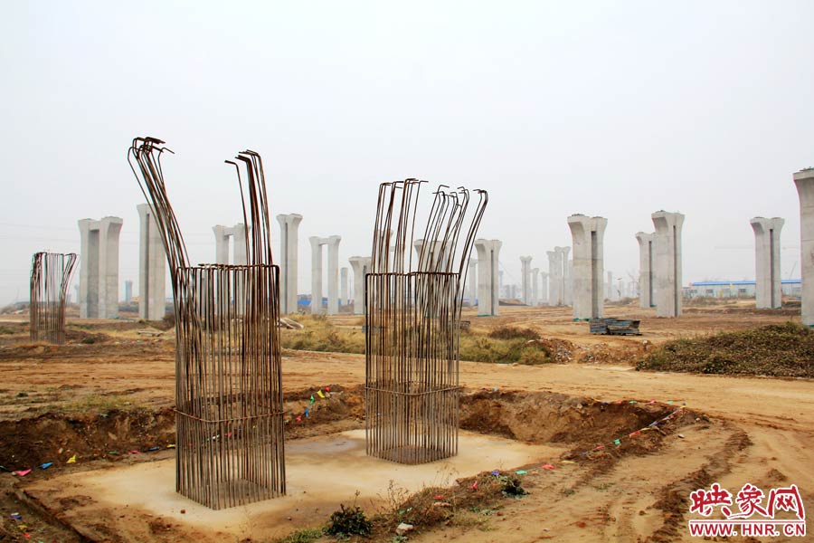 位于鄭州市南四環(huán)的京廣快速路南延工程已經(jīng)停工數(shù)月，現(xiàn)場幾百根橋墩已經(jīng)架起，場面甚是“震撼”。